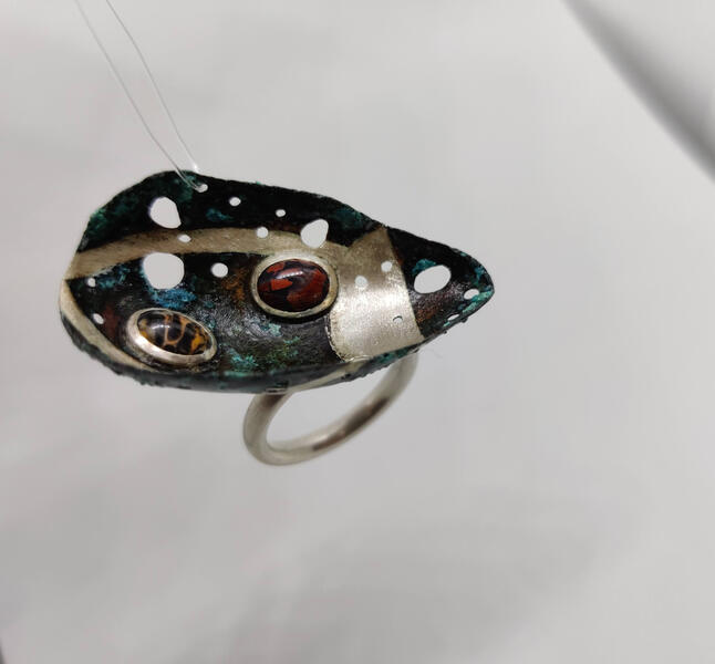 Anel com casamento de metais, patine e cravação simples de duas pedras cabochon